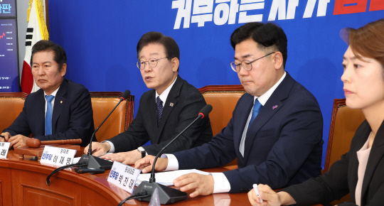 이재명 더불어민주당 대표(왼쪽 두번째)가 27일 오전 국회에서 열린 최고위원회의에서 발언하고 있다. <연합뉴스>
